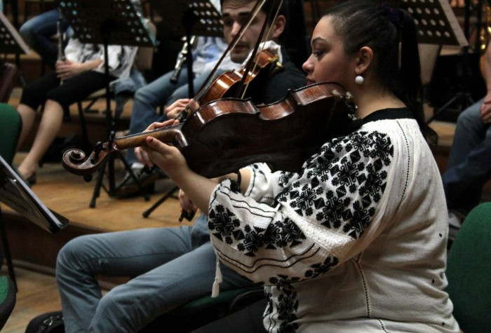 Bucharest Symphony Orchestra Members To Wear Traditional Romanian