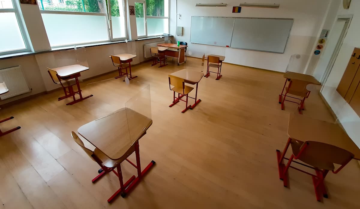 Bucharest keeps schools closed, restrictions in place for another two weeks