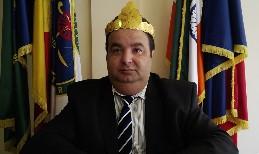 Self-proclaimed Roma king says his people want to build Trump’s wall ...